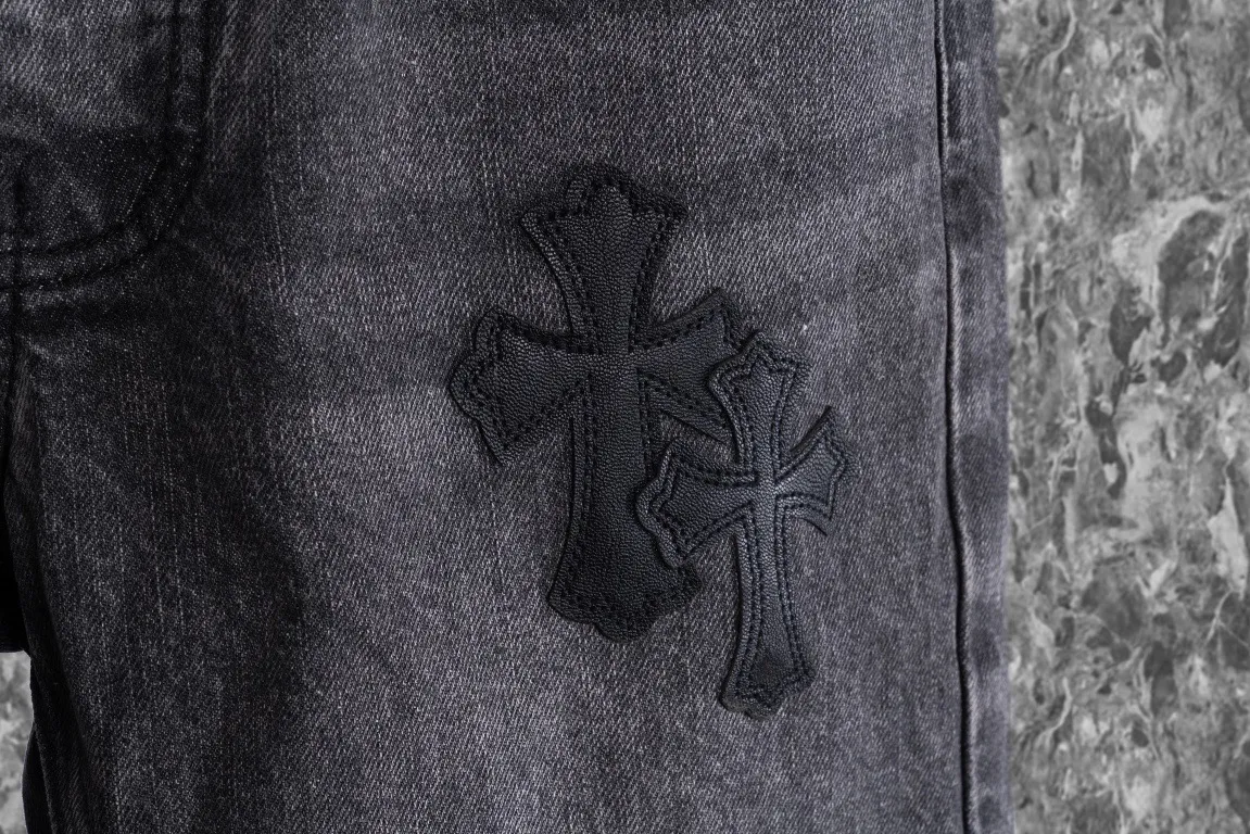 P260 Chrome Hearts Chrome Hearts city limited flame black and white leather jeans need to be washed after the finished product is disassembled and hand-made with sheepskin cross leather and then spliced ​​together. The whole piece has too many craftsmanship to describe. The cabinet price is 16W+, the patchwork is decorated with cross flowers, and the high-waisted washed jeans! ! Absolutely high-end luxury products, 8W+ level god-level single products, super popular products, made with top heavy industry, a magic weapon that cannot be missed. About Kroxin This is an extremely luxurious fashion brand, which can also be called the nobles of the high street. It has always been an exclusive brand for some hipsters or rich second generation. Compared with ordinary high streets, it is more luxurious and noble. Compared with luxury brands, it has a more fashionable personality and has always been a brand that I have a special liking for. Style number: 1566# Color: black Size: 28 30 32 34 36